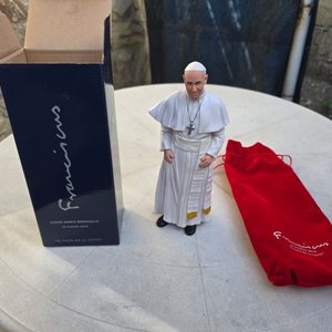 Figura Francisco Papa Argentino "El Papa de la Gente" con Caja y Funda Roja - imagen 2