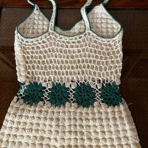 Vestido Tejido a Mano Crochet Blanco con Flores Verdes Talle M - imagen 6