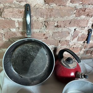 Set de Utensilios de Cocina: Sartén, Cafetera Roja, Coladores y Budineras - imagen 3