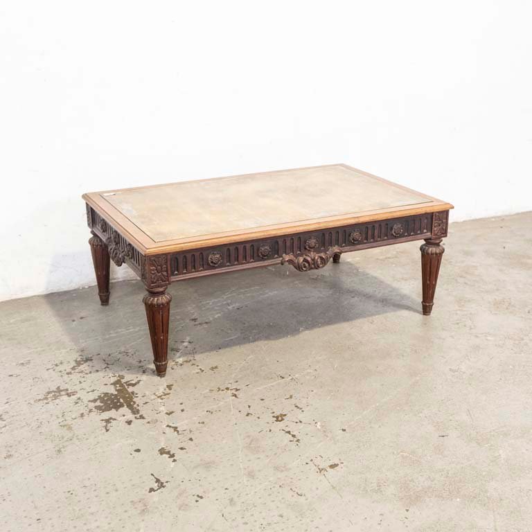 Lote siguiente: Mesa de living estilo Luis XVI, tallada y con tapa de vidrio dorado