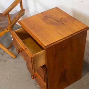 Mesa de Luz de Pino con 3 Cajones y Silla de Director Plegable - imagen 3