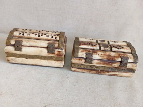 Dos alhajeros estilo baúl de madera tallada - imagen 3