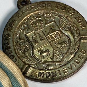 Lote de 9 Medallas y Adornos con Dorado y Cintas - imagen 2