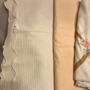 Lote de Ropa de Cama y Mantelería: Sábanas y Cubrecamas - imagen 3