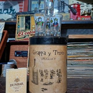 Tarro de Grappa y Truco Dunbar con 4 Copitas de Cartas - imagen 2
