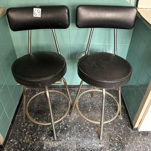 Lote siguiente: Par de Banquetas Metálicas con Respaldo