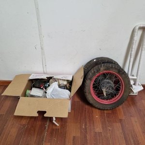 Lote siguiente: Lote de Ruedas de Motocicleta y Artículos de Bazar Varios