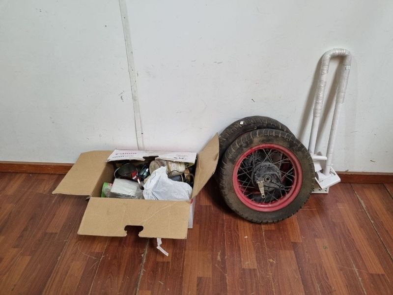Lote de Ruedas de Motocicleta y Artículos de Bazar Varios