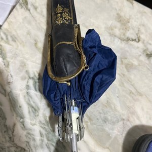Lote anterior: Paraguas Antiguo de Colección con Detalles Dorados y Mango Ornamental