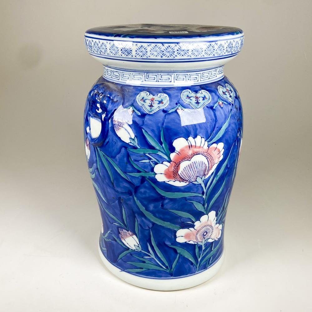 Asiento de Loza Oriental con Flores y Motivos Azules