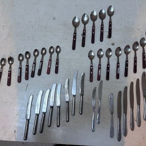 Lote de Cucharas y Cuchillos de Acero Inoxidable con Mangos de Madera - imagen 3