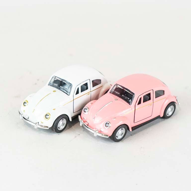 Lote siguiente: Dos coches de metal y plástico pequeños