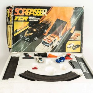 Lote siguiente: Juego pista de auto de carreras SORPASSER compuesta por: 2 autos, tramos de pista, 2 controles y accesorios, en su caja original.