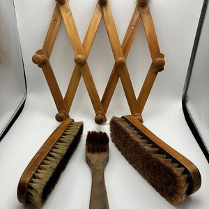 Lote anterior: Perchero Acordeón Extensible de Madera con Juego de Tres Cepillos Vintage