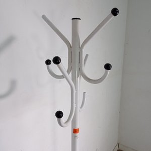 Perchero de pie blanco en metal con 8 ganchos - imagen 5