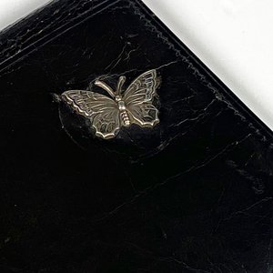 Tarjetero de Cuero y Plata con Diseño de Mariposa y Flores - imagen 3