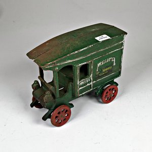 Antiguo Tranvía de Hierro Verde con Detalles Blancos - imagen 2