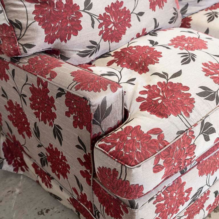 Sofá de tres cuerpos tapizado en tela con estampado floral - imagen 2