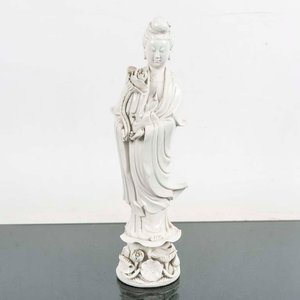 Lote siguiente: Figura de Porcelana Blanc de Chine: Cortesana con Flor (11x42 cm)