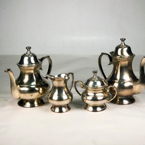 Lote anterior: Juego de Metal Plateado: Tetera, Cafetera, Lechera y Azucarero