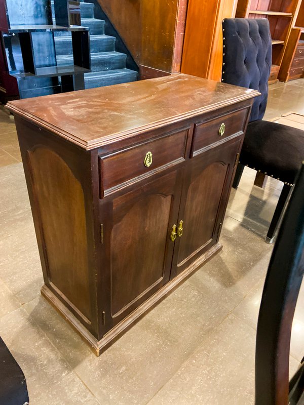 Mueble de madera oscuro con dos cajones y dos puertas