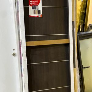 Lote siguiente: Una puerta interior mdf color marron con detalle 203 x 74 cm