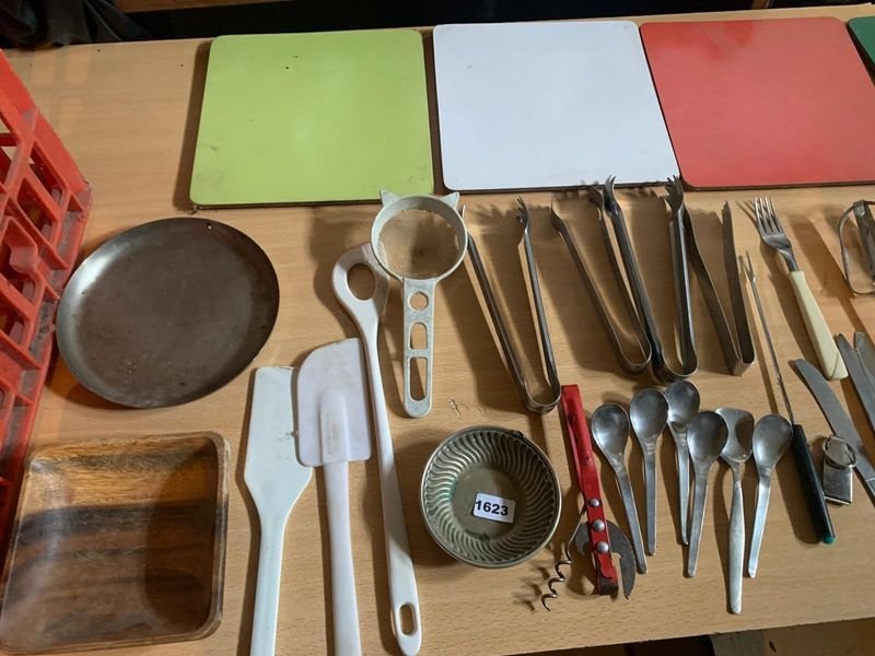 Gran lote de utensilios de cocina y tablas de plástico - imagen 3
