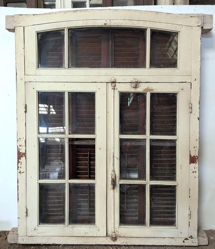 Lote siguiente: Ventana con dos hojas batientes y postigos tipo celosías en cedro, marco de pinotea