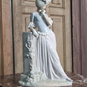Figura de Porcelana Lladró Dama Elegante con Sombrero y Vestido Celeste - imagen 3