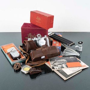 Lote anterior: Cámara Leica Plateada con Estuche de Cuero y Accesorios