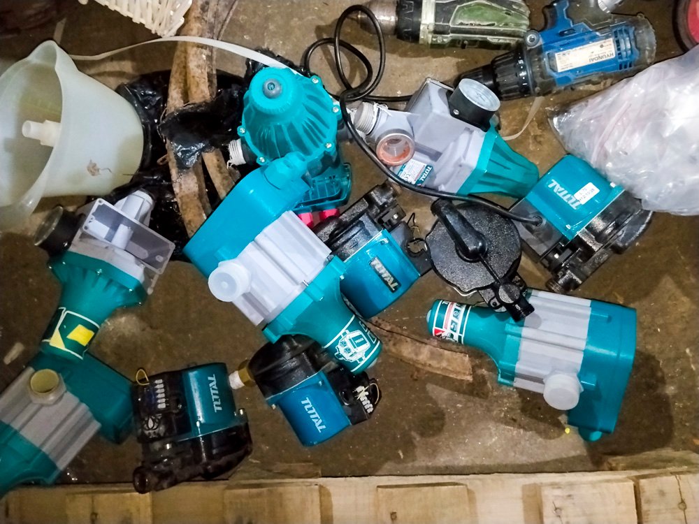 Lote de 11 Bombas de Agua Circuladoras y Controles Total