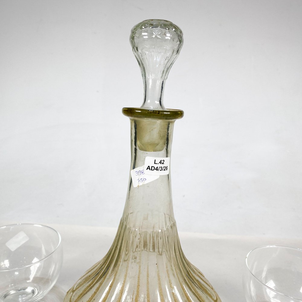 Vajilla de cristal con botellas y copas - imagen 4