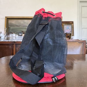 Mochila Bolso KB Home Negra con Detalles Rojos y Forro Aislante - imagen 7