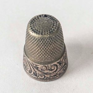 Dedal de Plata con Grabados - imagen 2
