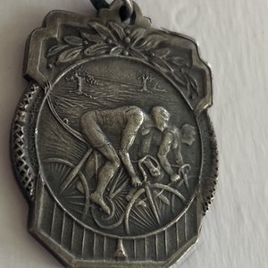 Lote siguiente: Medalla Plateada Club Atlético Peñarol Colonia Ciclismo