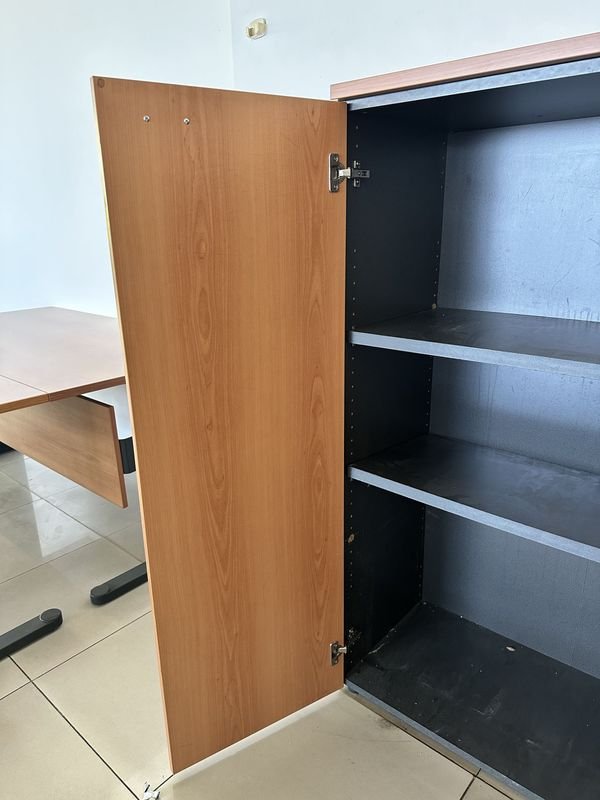 Armario biblioteca de madera con diseño de dos puertas - imagen 5