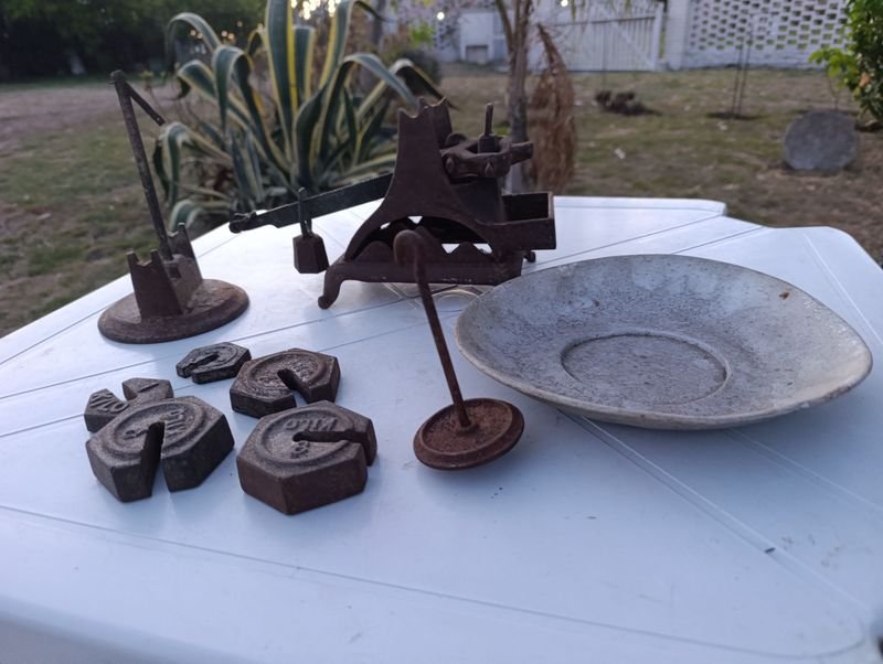Balanza antigua de metal con pesas y discos - imagen 2