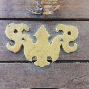 Antigua Caja Lustra Calzado de Madera con Herrajes Dorados y Accesorios de Época - imagen 5
