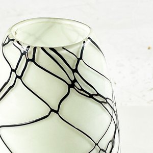Florero Ovalado de Vidrio Blanco con Líneas Negras - 22 cm - imagen 3