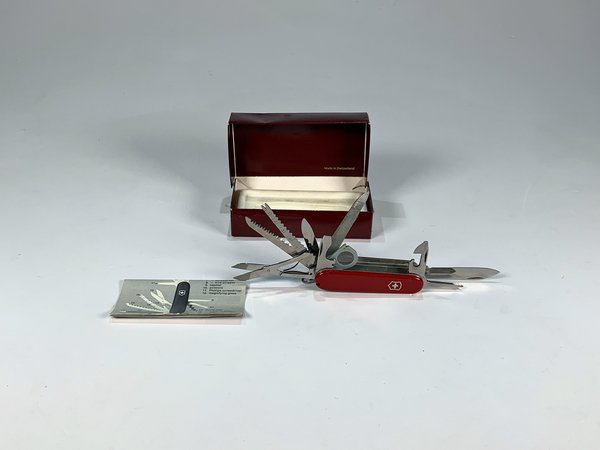 Navaja Suiza Victorinox Roja Múltiple 9cm con Estuche y Manual