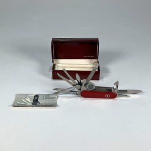 Lote siguiente: Navaja Suiza Victorinox Roja Múltiple 9cm con Estuche y Manual