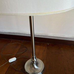 Lámpara de Pie de Peltre con Pantalla Blanca - imagen 2