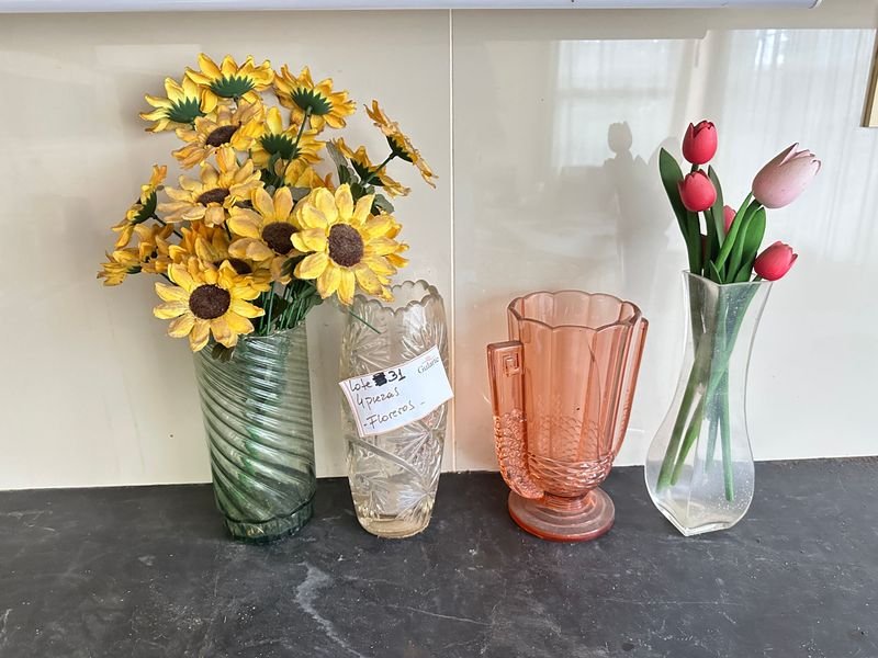 Lote siguiente: Colección de Floreros de Vidrio con Flores Coloridas