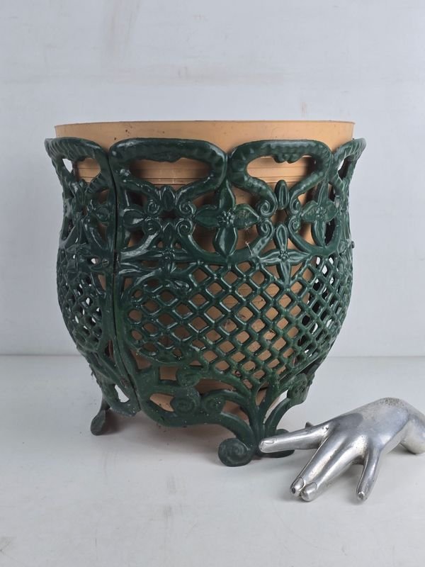 Macetero Decorativo Metálico Calado Verde Oscuro "Made in Australia"