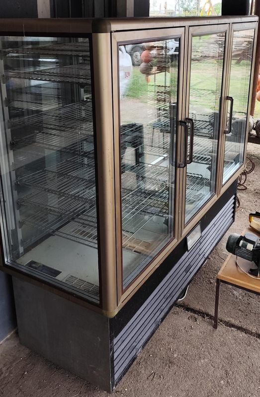 Exhibidor Refrigerado de Postres con 3 Puertas de Vidrio