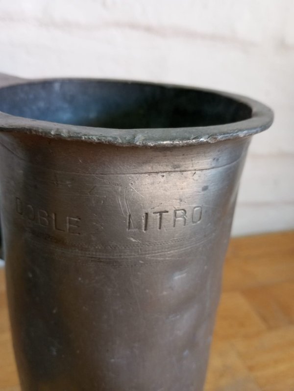 Dos medidas de material de estaño, son grande de 'litro' y 'doble litro' - imagen 3