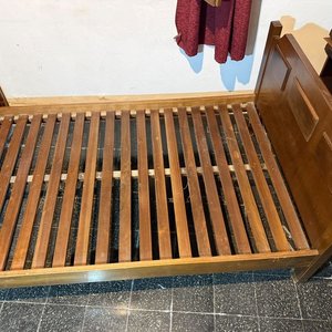 Cama de Una Plaza de Madera con Parrilla - imagen 1