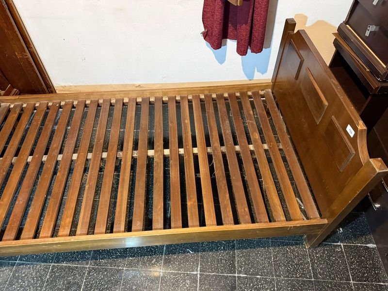 Cama de Una Plaza de Madera con Parrilla