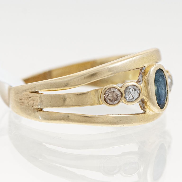 Anillo de oro con zafiro y diamantes - imagen 2