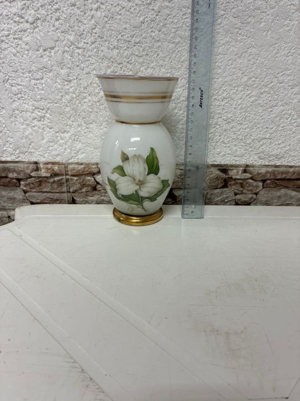Florero de cerámica con diseño floral